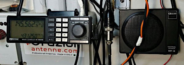 Il piccolo frontale e lo speaker esterno della radio Icom IC-900E
