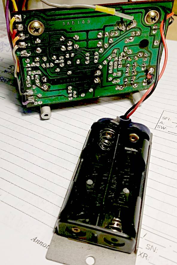 Interno del microfono Adonis AM-303G con il porta batteria