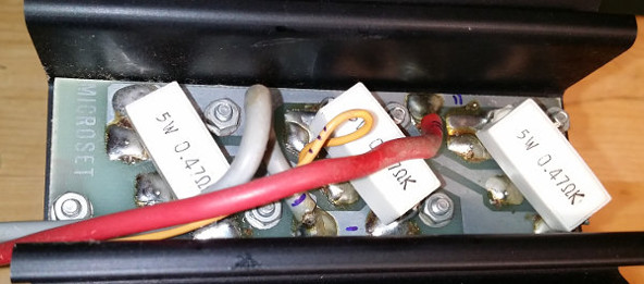 Tre degli otto transistor montati nelle alette di raffreddamento