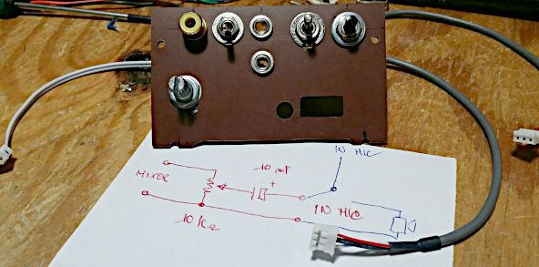 Le connessioni dell'uscita del mixer e del microfono verso la schedina bluetooth