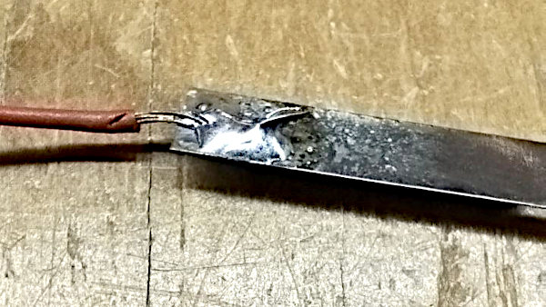 Una sottile lamiera cromata saldata senza problemi Una sottile lamiera cromata saldata senza problemi
