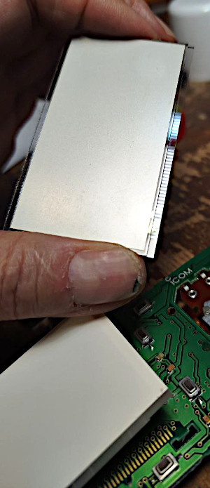 I contatti quasi invisibili sul vetro del display