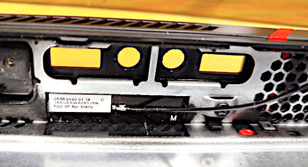 L'antenna montata sul frontalino in plastica