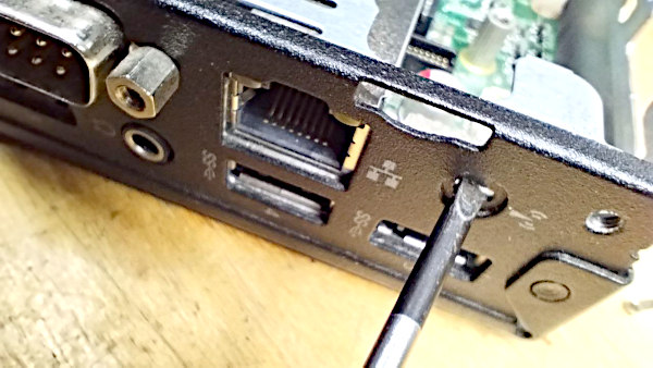 La rimozione della protezione del foro posteriore