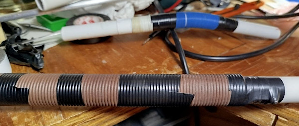 Il nuovo radiale costruito con filo trecciola da 0.75 mmq; sullo sfondo, il vecchio radiale piegato