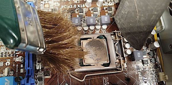 La rimozione della polvere intorno alla CPU La rimozione della polvere intorno alla CPU