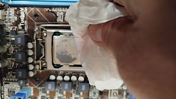La rimozione del vecchio strato termoconduttivo dalla CPU La rimozione del vecchio strato termoconduttivo dalla CPU