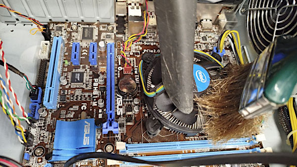 Pulizia dell'interno del PC con aspirapolvere e pennello Pulizia dell'interno del PC con aspirapolvere e pennello