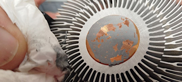 La rimozione del vecchio strato termoconduttivo dal dissipatore La rimozione del vecchio strato termoconduttivo dal dissipatore