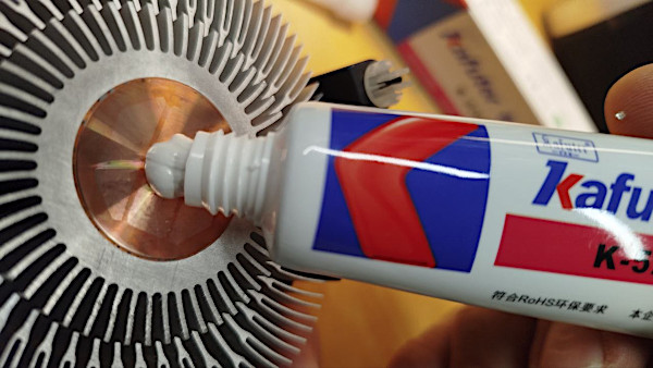 Il grasso al silicone spalmato sul dissipatore ripulito Il grasso al silicone spalmato sul dissipatore ripulito