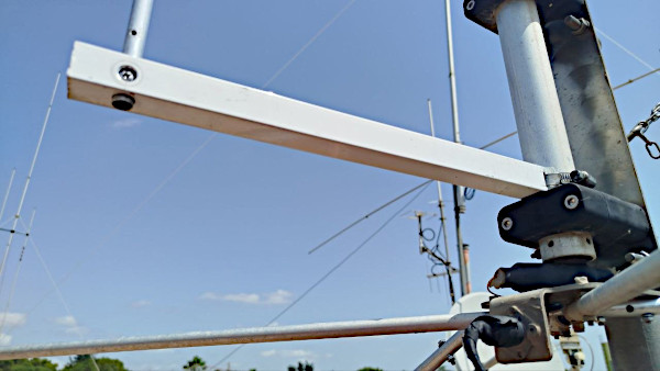 Il radiatore aggiuntivo montato alla base dell'antenna