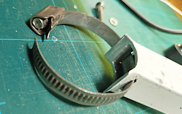 Il sostegno del nuovo radiatore: particolare del collare