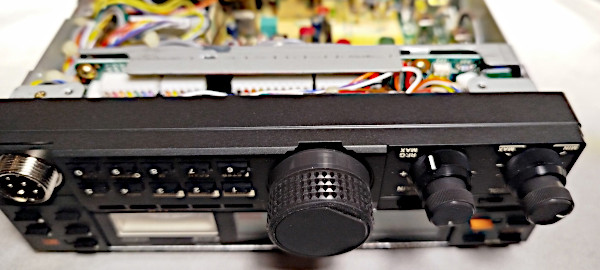 La radio Kenwood TR-851 priva dei gusci