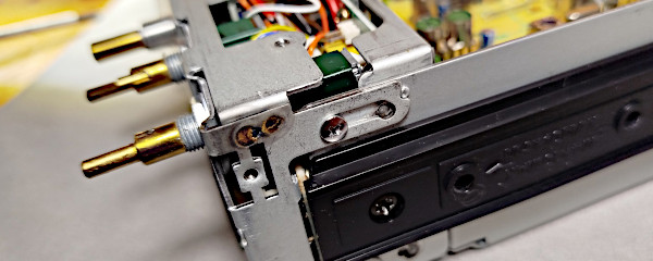 Le due viti da rimuovere per ribaltare il frontale