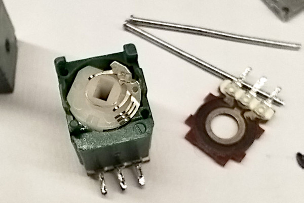 TR-851: il potenziometro del volume aperto