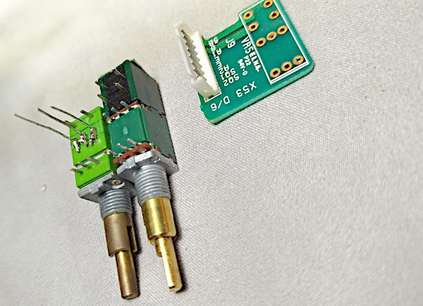 Kenwood TR-851: Confronto tra il vecchio ed il nuovo potenziometro con i contatti allungati