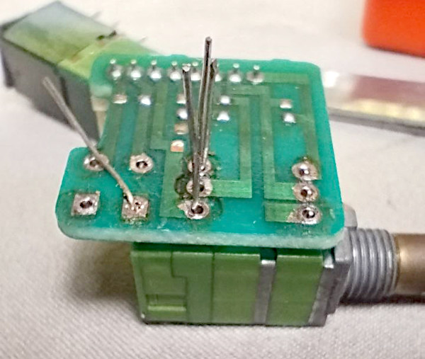 Fase del montaggio del nuovo potenziometro sulla basetta del TR-851