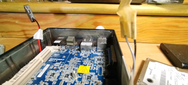 I fili delle antenne e del supporto pila