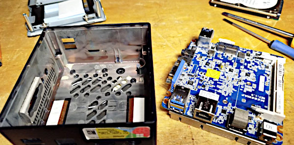 La scheda madre del Brix PC rimossa dalla piccola scatola