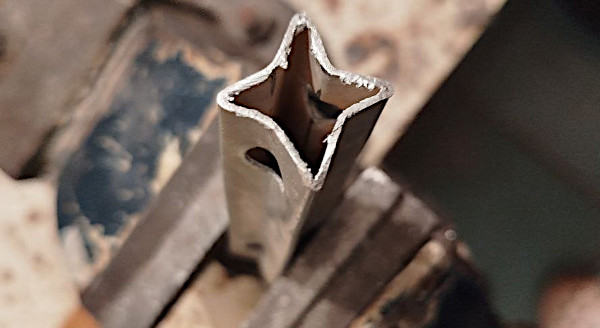 La modifica e piegatura a stella del quadrello di alluminio