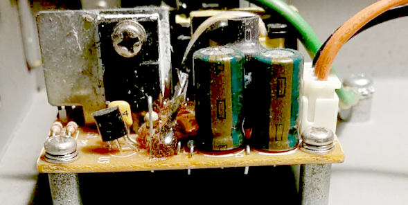 Il vecchio condensatore guasto: il primo da sinistra