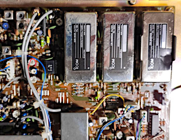 I due filtri di serie e l'optional FL-53A montati I due filtri di serie e l'optional FL-53A montati'