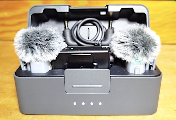 Il set del DJI Mic Mini2 nel suo contenitore di ricarica