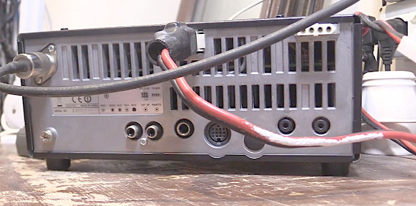 Il retro della radio Icom IC-718 Il retro della radio Icom IC-718