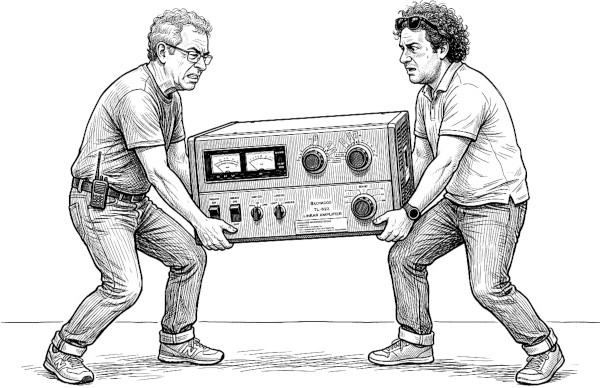 Franco IK7XJA e Saverio IK7IWF spostano il pesante amplificatore Kenwood TL-922