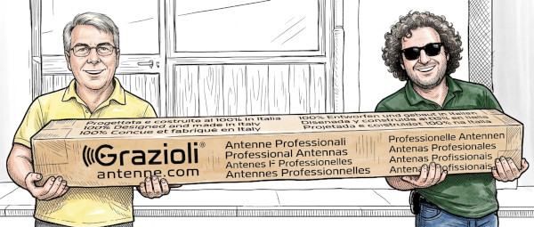 IK7XJA e IU7QBB mostrano il pacco della nuova antenna Grazioli MV7