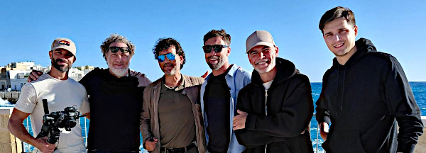 Foto di gruppo con Franco IK7XJA, Vito IZ7HZU, Vittorio Brumotti e la troupe di Italia A/R