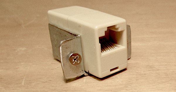 Connettore RJ-45 doppia femmina da pannello autocostruito Connettore RJ-45 doppia femmina da pannello autocostruito