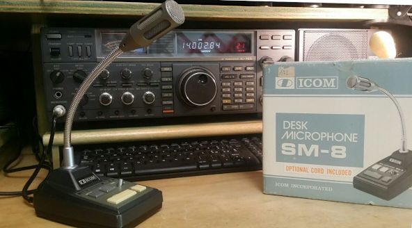 Il microfono accando al IC-765 Il microfono accando al IC-765