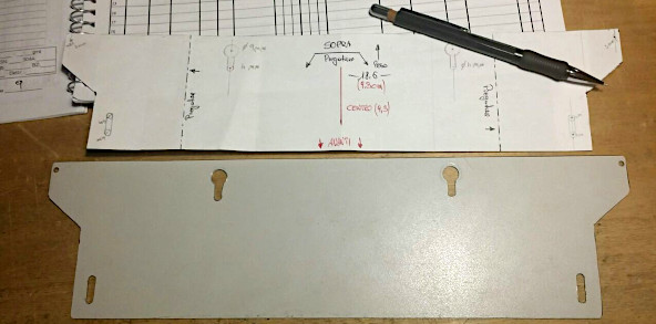 La staffa finita ma da piegare ed il suo bozzetto La staffa finita ma da piegare ed il suo bozzetto