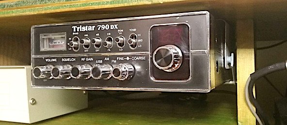 La definitiva sistemazione del CB Tristar 790DX con la nuova staffa di sostegno La definitiva sistemazione del CB Tristar 790DX con la nuova staffa di sostegno