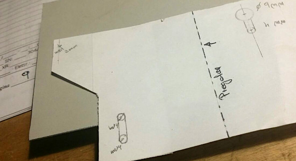 La lamiera grezza ed un dettaglio del progetto su carta La lamiera grezza ed un dettaglio del progetto su carta