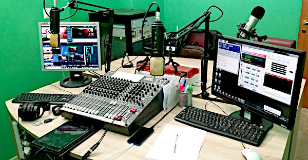 Lo studio di una moderna radio commerciale in FM
