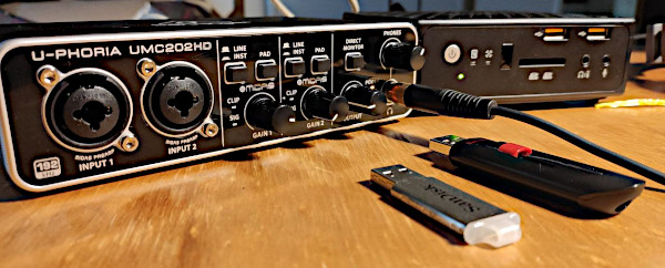 U-PHORIA UMC202HD: il sistema di test. Notare le dimensioni delle USB key U-PHORIA UMC202HD: il sistema di test. Notare le dimensioni delle USB key