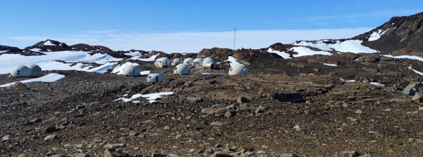 La base in Antartide da cui trasmetteva ZS7ANF